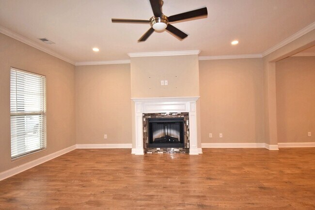 Building Photo - Gorgeous 3BR luxury Murfreesboro townhome ...