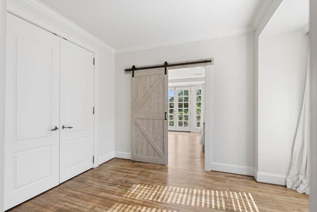 Building Photo - Elegant Living Minutes from the Medical Ce...