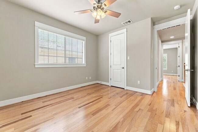 Building Photo - 305 Zennia St