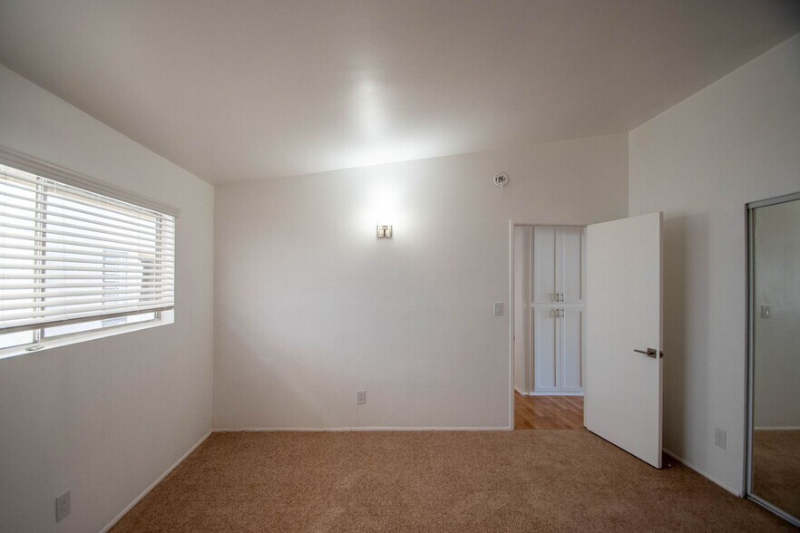 Building Photo - 15156 Dickens St