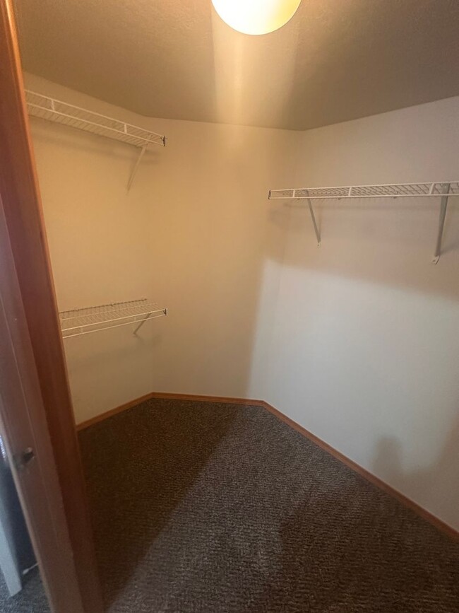 Building Photo - New Carpet, flooring & paint! 3 Bedroom 2 ...