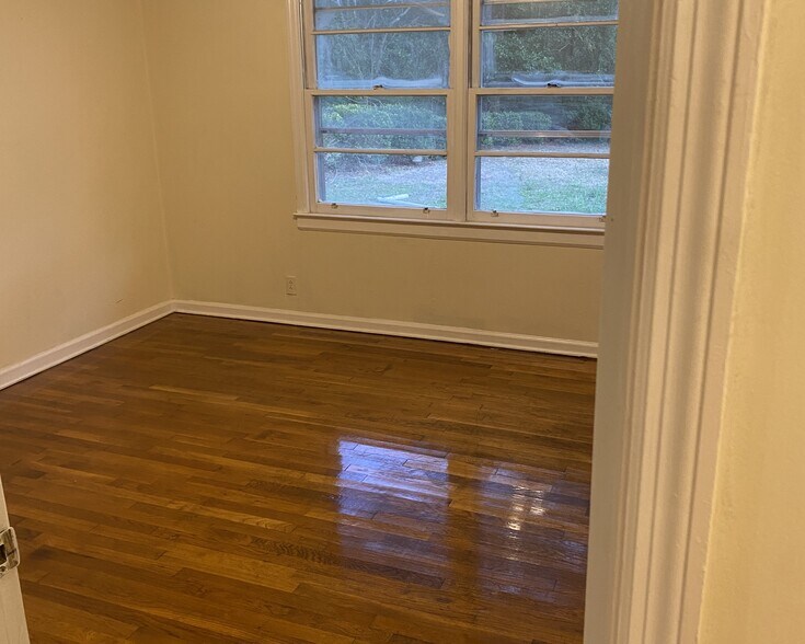 Building Photo - 374 E Monroe Ave