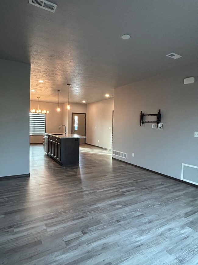 Building Photo - Spacious 3-Bedroom Home