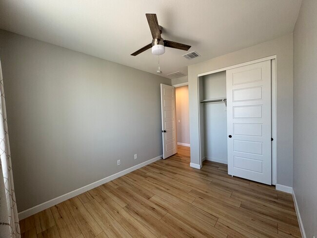 Building Photo - 1928 W Chisum Trl