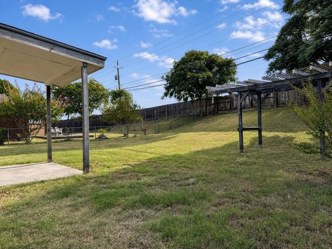 Building Photo - 2404 Magnum Cir