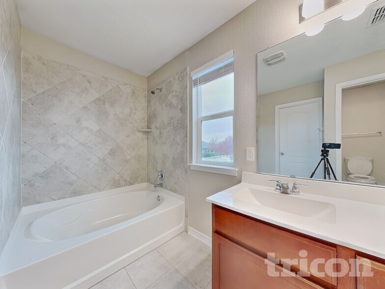 Building Photo - 601 Lost Pond