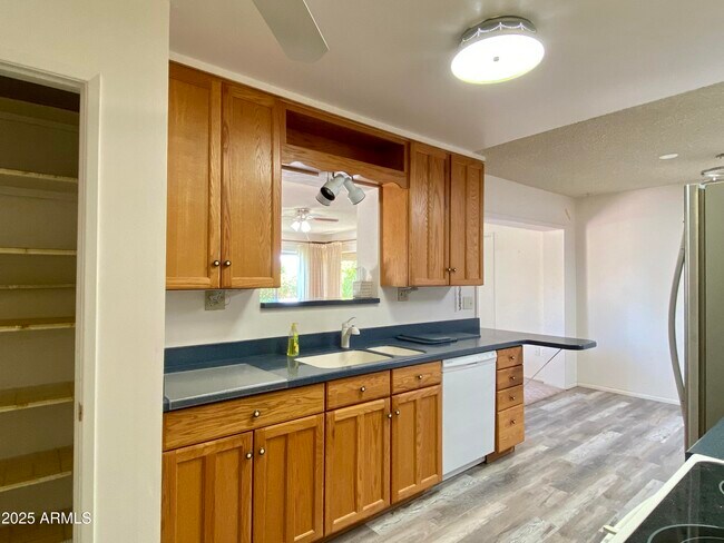 Building Photo - 10422 W Meade Dr