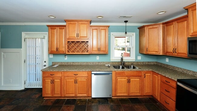 Building Photo - Nice Brick Ranch with Large yard!