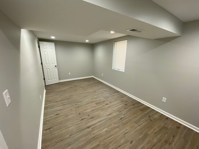 Building Photo - Remodeled 3 bed 2 bath