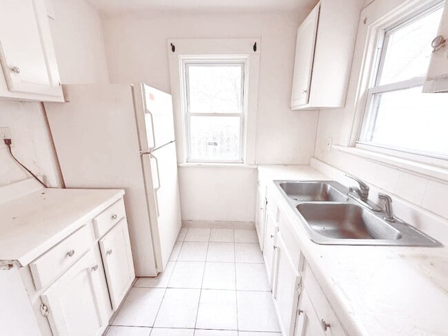 Building Photo - 3-BED, 1 BATH BEAUTIFUL SINGLE- FAMILY HOME IN MAPLE HEIGHTS!