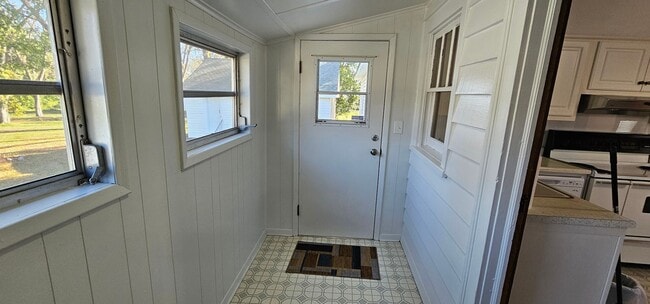 Building Photo - Lovely in Milner