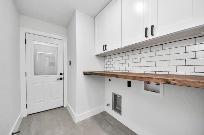 Building Photo - 15411 Town Green Dr