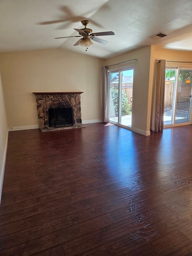 Building Photo - Great location off Sunrise & Coloma - Renovated 3bdrm, 2 bath