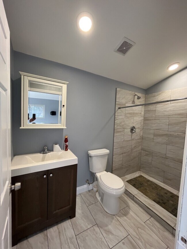 Building Photo - ALL UTILITIES INCLUDED STUDIO CENTRALLY LO...