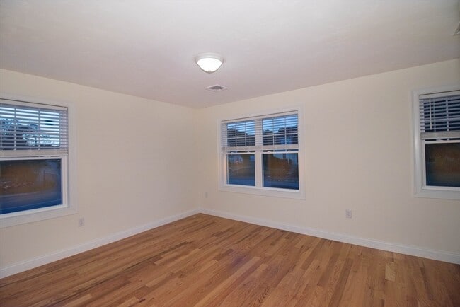 Building Photo - 5 W Chapel St