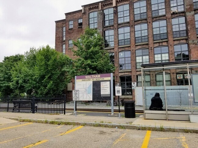 Building Photo - 180 River St