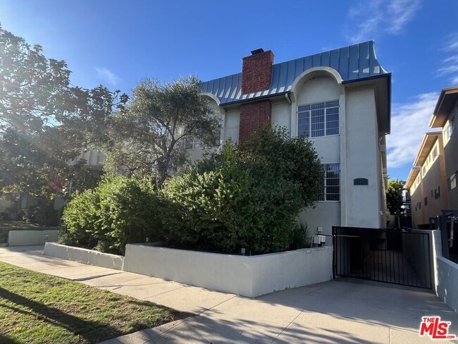 Building Photo - 11937 Darlington Ave