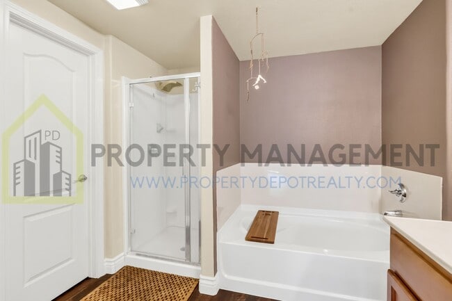Building Photo - Spacious 2 (or 3!) Bed Condo in Gated Comm...