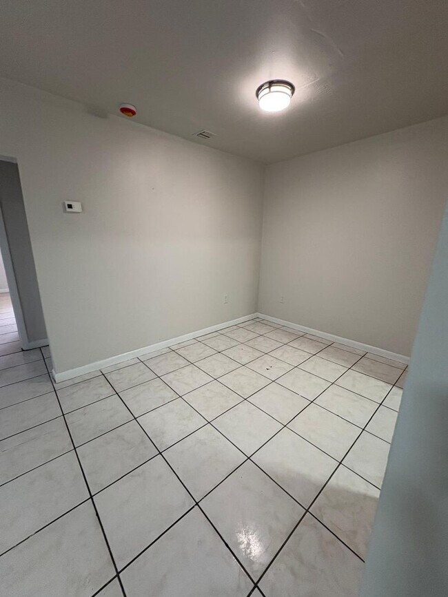 Building Photo - 900 NW