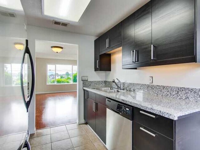 Building Photo - Awesome Townhome w/ 3 bedroom