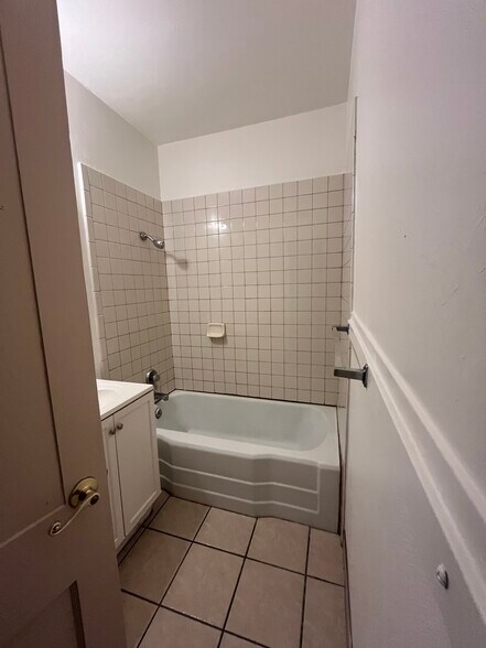 Hall Bathroom - 902 E Amelia Ave