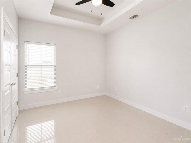 Building Photo - 13 White Oak Dr