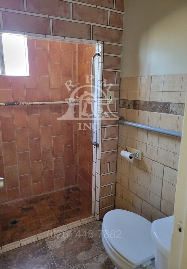 Building Photo - 3 Bedroom House With Plenty of Parking and Large Yard in Los Angeles, CA.