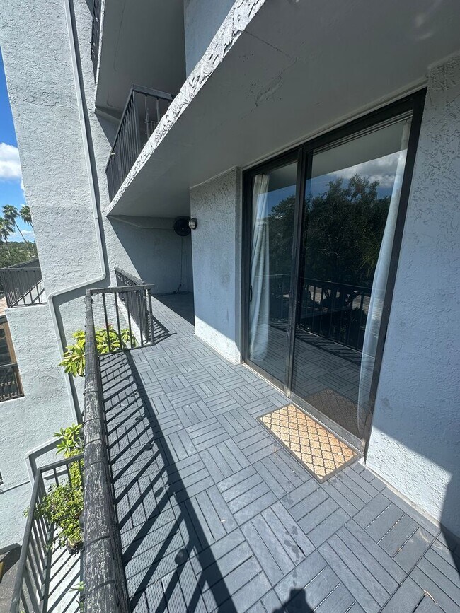 Building Photo - Charming 1 Bed, 2 Bath Condo in the Vibran...