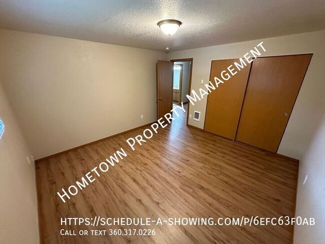 Building Photo - Updated 3 Bedroom, 1.5 Bath 2 Story Townho...