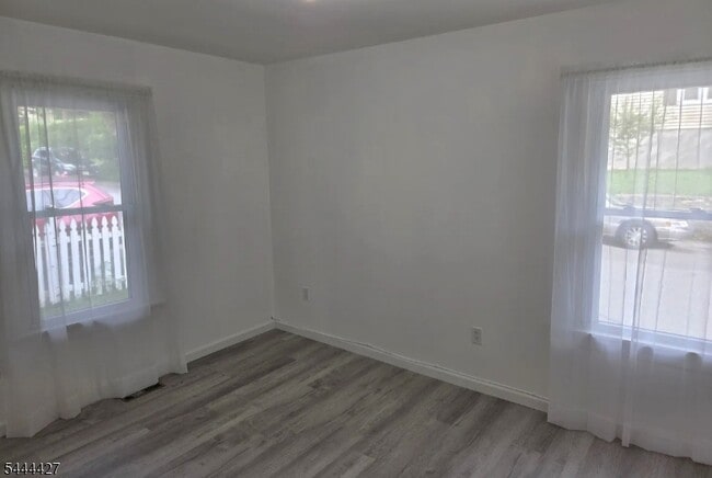Building Photo - 13 New Hampshire St