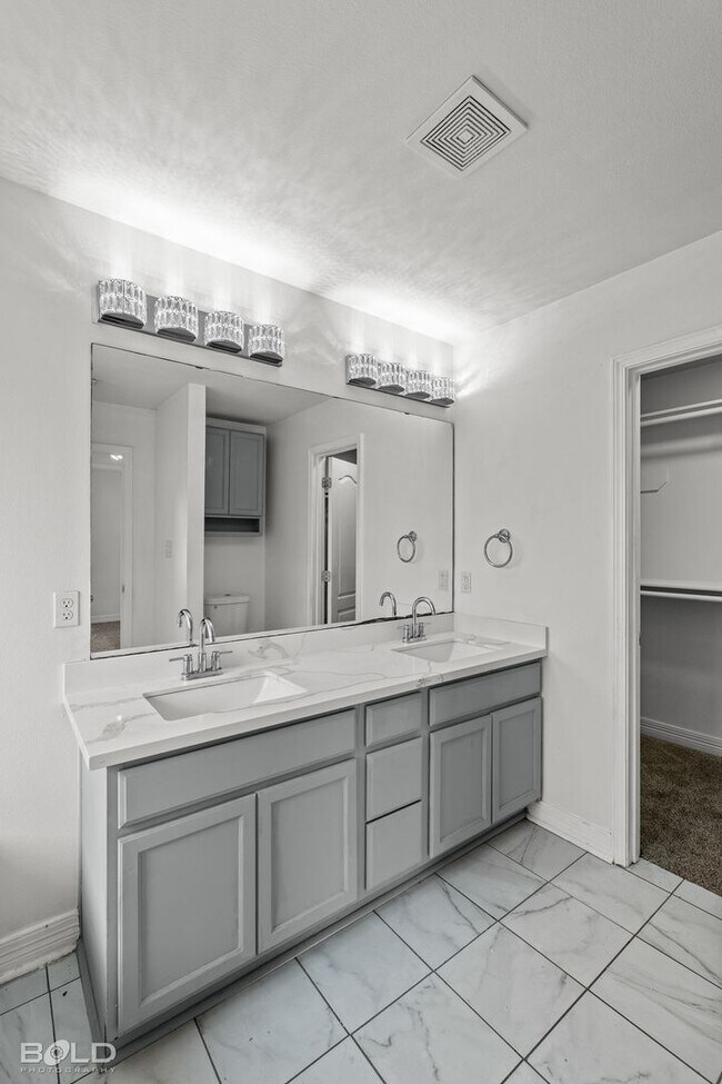 Building Photo - 521 Linnhurst Dr