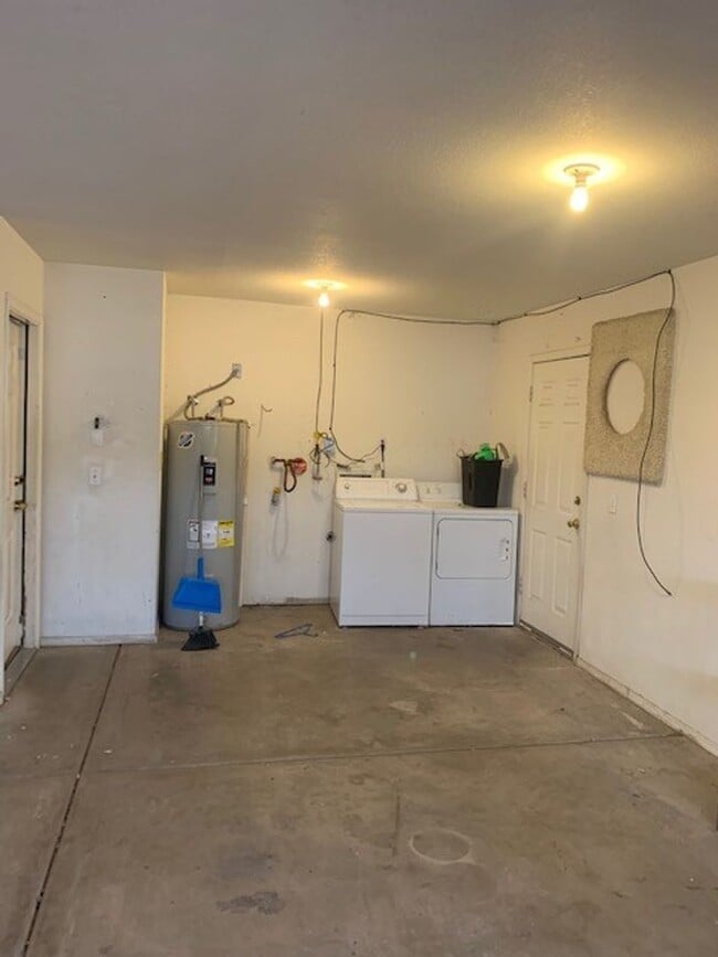 Building Photo - Unfurnished Full Time