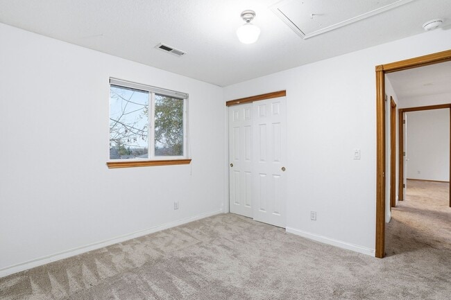 Building Photo - 10931 SE Henderson Dr