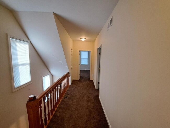 Building Photo - 1509 W Greenleaf Ave