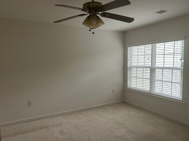 Building Photo - 2717 Foxshire Dr