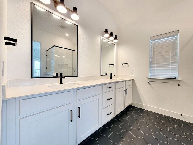 Building Photo - 513 Three Feathers Ct