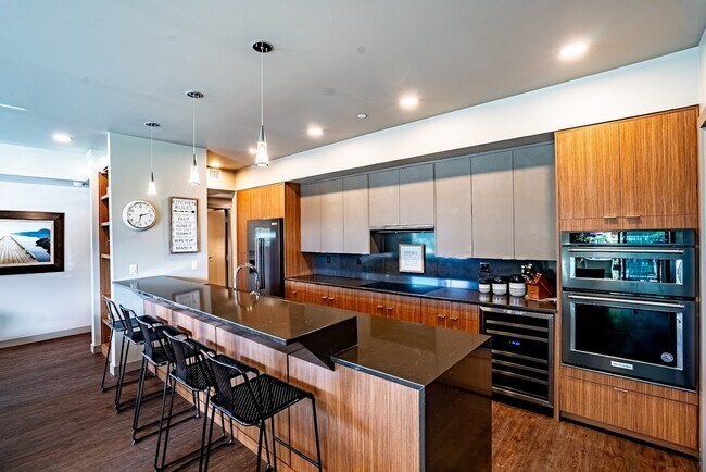 Building Photo - 727 E Front Ave