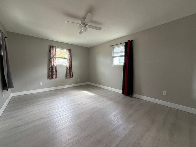 Building Photo - 3 bed/2 bath in St.Pete!