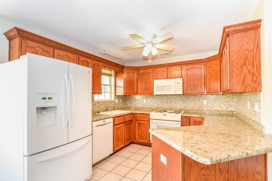 Building Photo - 2865 Pinnacle Dr