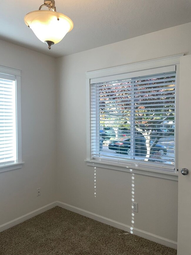 Building Photo - 2 bed 1 bath + Bonus Room Duplex in Northeast Salem!