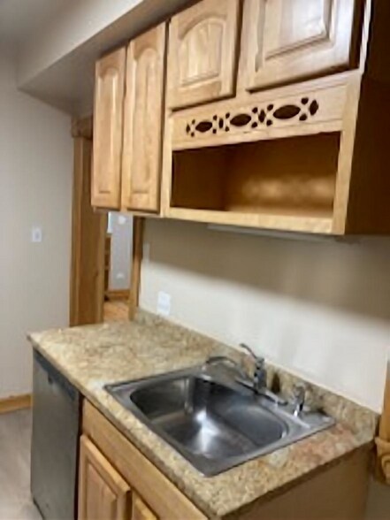 Kitchen - 7303 N Wolcott Ave