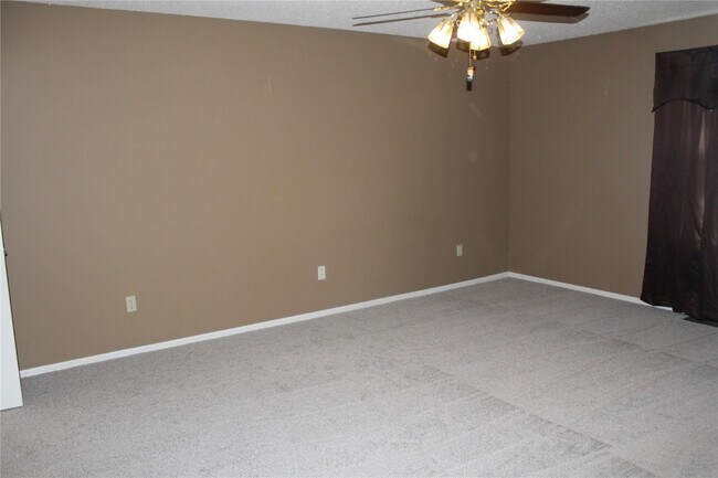 Building Photo - 5 Bluefield Ct