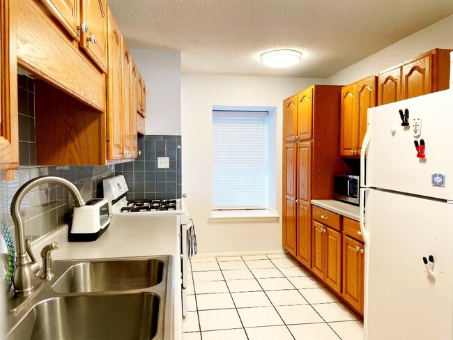 Building Photo - 2425 Ashdale Dr