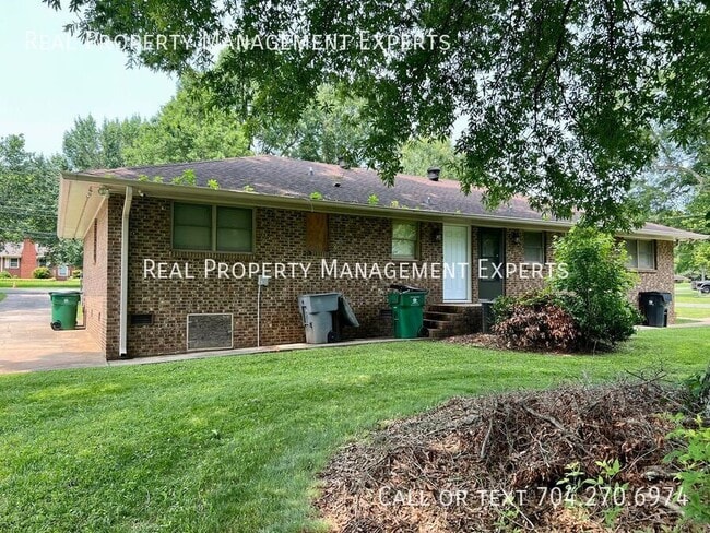 Building Photo - 8001 Linda Lake Dr