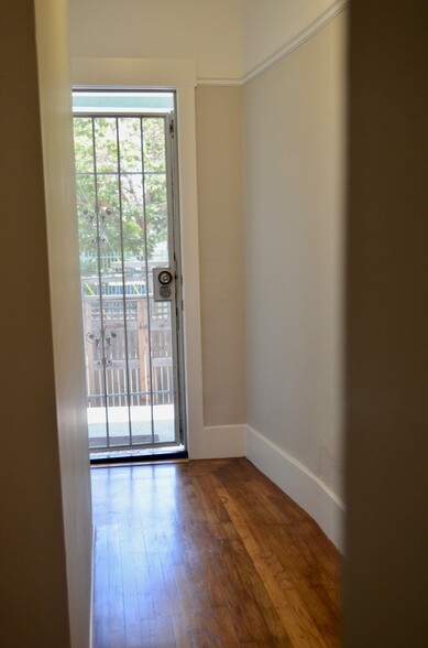 another view of entrance hallway and security screen door - 568 Merrimac St