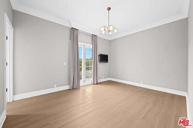 Building Photo - 420 S Beverwil Dr