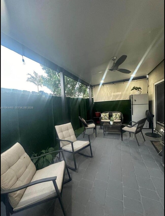 Building Photo - 557 NE 5th Pl