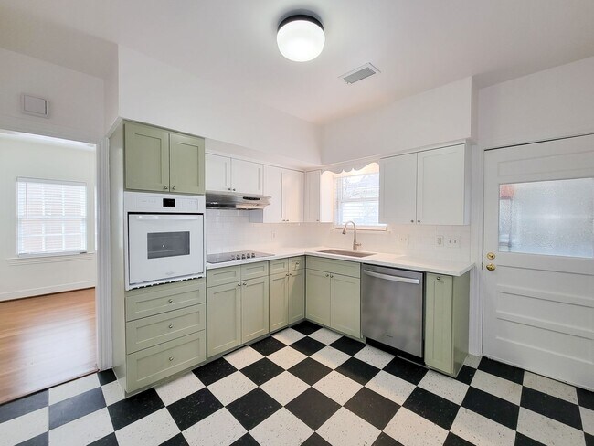 Building Photo - 1728 Hawthorne St