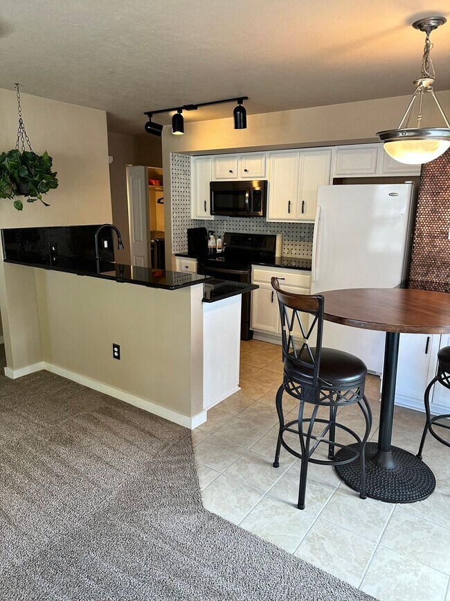 Building Photo - 3 Bedroom 2 Bath Townhome with Gas Fireplace, community pool, lots of storage