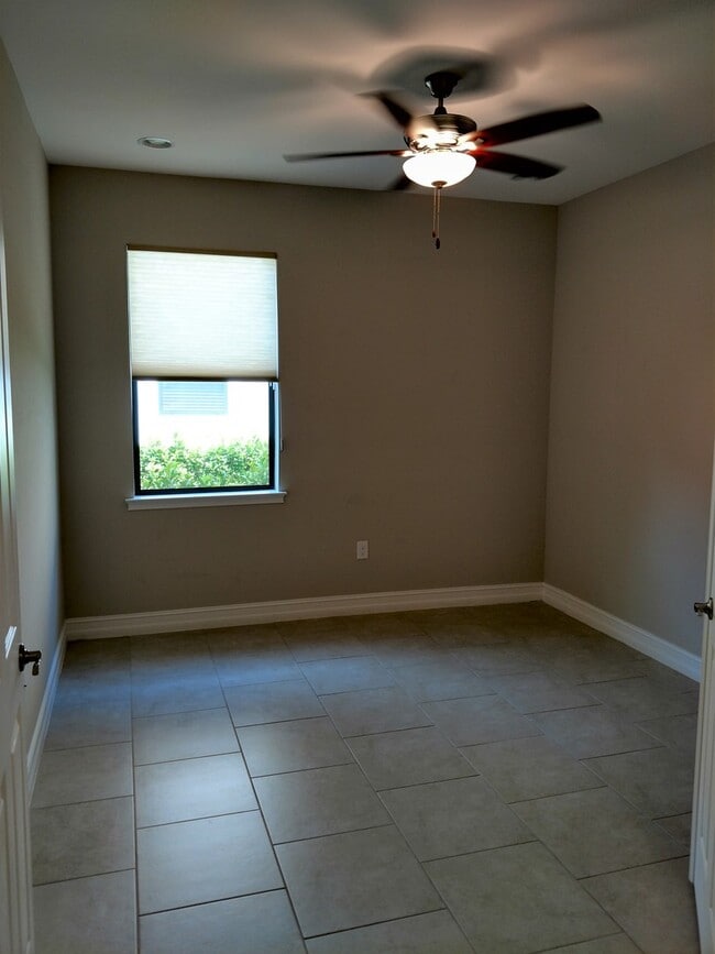 Building Photo - Unfurnished Annual Rental - Lovely 3 Bedroom Home in Calusa Park. Nicely upgraded and Pet Friendly